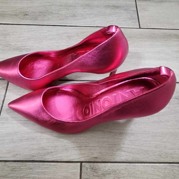 Heels - Picture 4 of 4